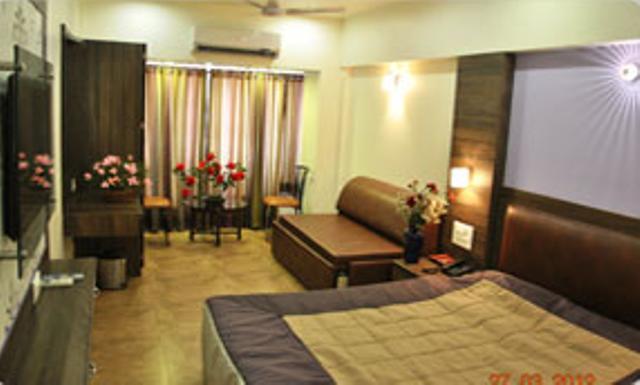 Shreyas Hotel มหาบาเลชวาร์ ภายนอก รูปภาพ